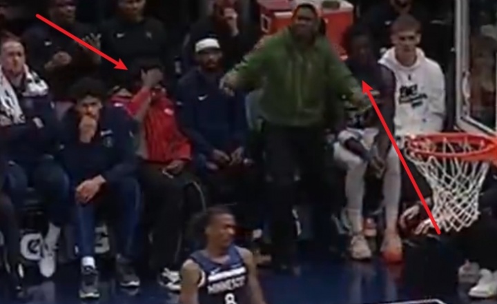 戈贝尔筐底放篮不进!场边麦丹无奈捂脸&华子直接站起无语摊手